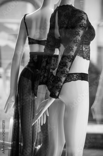 Plakat zbliżenie czarnej bielizny na manekin w salonie salonu mody dla kobiet