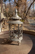 una vecchia lampada in ferro battuto