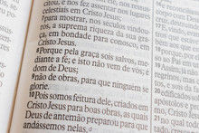 Close In Open Bible In Ephesians 2, Text In Portuguese Brasileiro.
