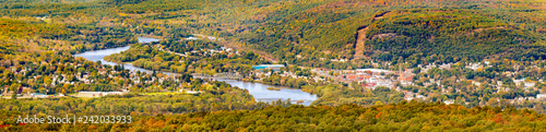 Fotografía Aerial view of the City of Port Jervis, NY crossed by Upper Delaware river as vi