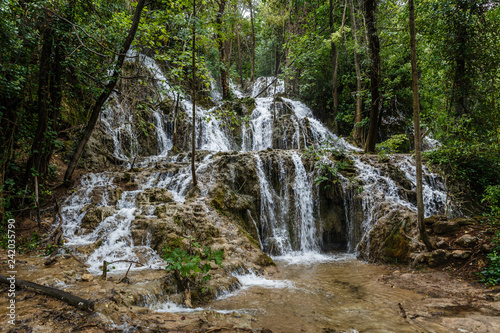 Plakat naturalne wodospady w Parku Narodowym Jezior Plitwickich; piękny naturalny krajobraz z lasem i wodospadami; woda wypływa z lasu