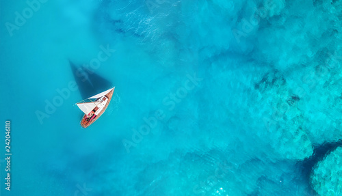 Fotomural Yacht on the water surface from top view