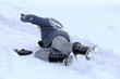 canvas print picture - Eine Frau ist auf einer schneebedeckten glatten Straße ausgerutscht und hingefallen 