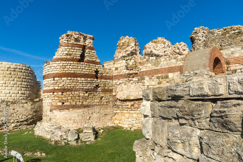 Fotografia Ancient ruins of Fortifications at the entrance of old town of Nessebar, Burgas