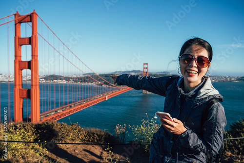 Cuadros en Lienzo Golden gate bridge asian girl sightseeing