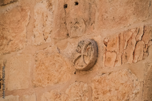 Cuadros en Lienzo Ancient cross carving on brick wall in Jerusalem