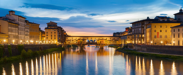 Fototapete - Ponte Vecchio - the bridge-market in the center of Florence, Tuscany, Italy at dusk
