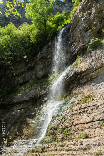 Zdjęcie XXL Krajobraz z wodospadem Skaklya w pobliżu wsi Zasele i Bov na szlaku Vazov, Góry Bałkańskie, Bułgaria