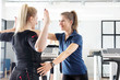 Elektrostymulacja mięśni na treningu fitness. Trening fitness z trenerem osobistym.