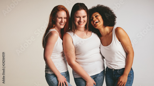 Fotografía Diverse group of women laughing together