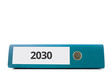 © Eigens - blauer liegender Aktenordner mit Beschriftung 2030 vor hellem Hintergrund