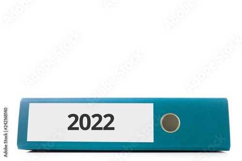 Fotografia blauer liegender Aktenordner mit Beschriftung 2022 vor hellem Hintergrund