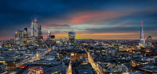 Fototapete - Panorama der beleuchteten Skyline von London am Abend: von der City bis zur Tower Bridge