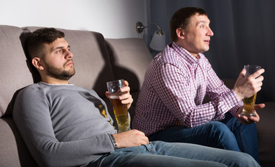 Canvas Print - Indifferent gu with friend emotionally watching tv