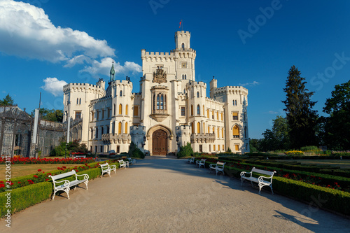 Fotografía front view of beautiful white renaissance state castle castle Hluboka nad Vltavo