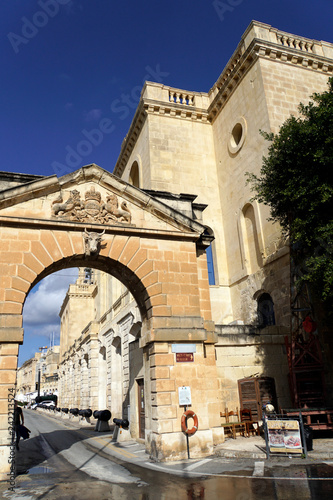 Foto historische Kanonenrohre vor dem Malta Maritime Museum