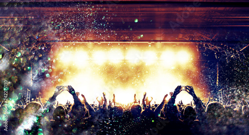Fotografía Concert crowd in front of a lit stage