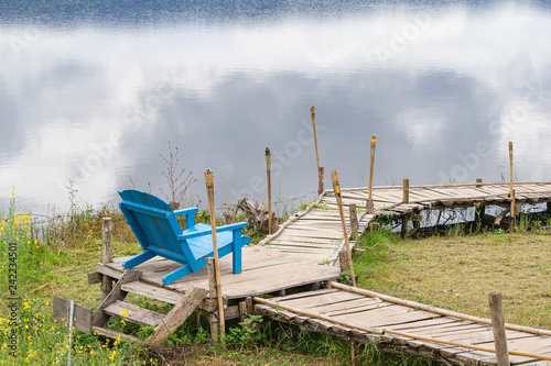 Foto Scenic view landscape of blue chair and lake.