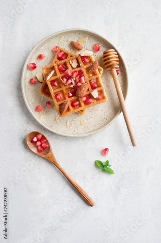 Fotografía Tasty breakfast with homemade waffles, honey and fruits