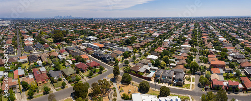 Fotografía Panoramic aerial view of the suburb of Preston in Melbourne, with the city high rise buildings in the background