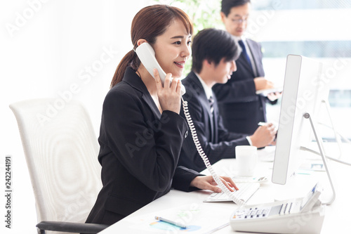 笑顔で電話対応をする女性会社員 Stock Photo Adobe Stock 笑顔で電話対応をする女性会社員 Stock Photo Adobe Stock