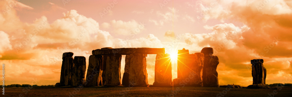 Panorama of Stonehenge at sunset, United Kingdom - obrazy, fototapety, plakaty 
