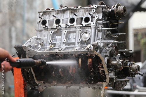 Как почистить двигатель автомобиля внутри не разбирая Hand cleaning car's engine - Buy this stock photo and explore similar images at 