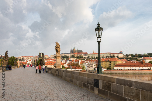 Foto A fairy tale view from the Charles Bridge of the historical buildings in Prague,