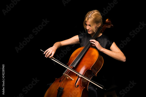 Fototapeta wiolonczela  mloda-dziewczyna-gra-na-wiolonczeli-na-odosobnionym-czarnym-tle
