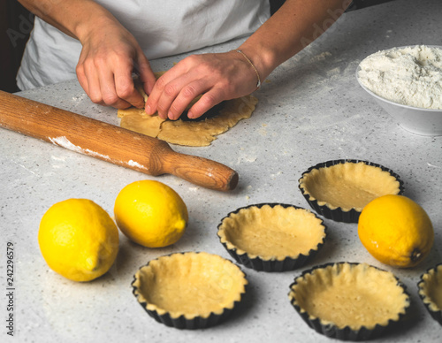 Plakat proces wytwarzania tartalet, rąk kobiecych pracujących z ciastem