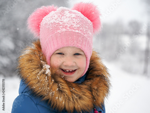 Fotografía Emotional portrait of a child. Girl smiles