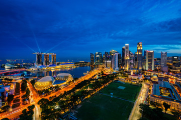Fototapete - Aerial view of the Singapore landmark financial business district at twilight sunset scene with skyscraper and beautiful sky. Singapore downtown