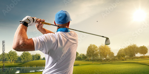 Fototapety Golf  mezczyzna-golfista-na-profesjonalnym-polu-golfowym-golfista-z-kijem-golfowym-oddajacy-strzal