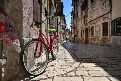 Dekoracja na wymiar  rower-na-ulicy-starego-miasta-w-rovinj