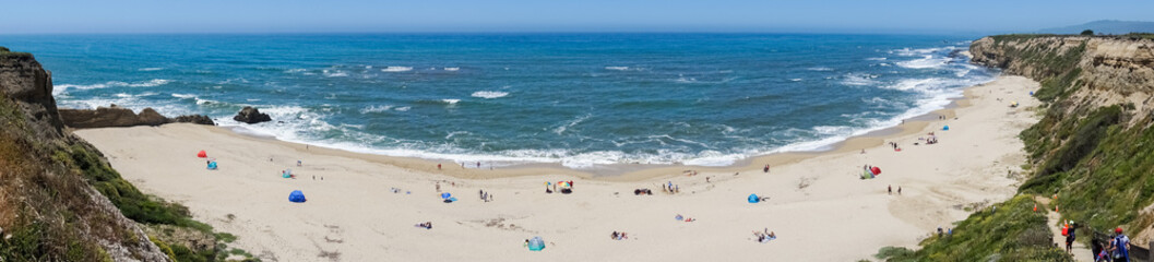 Wall Mural - Popular beach on the Pacific Ocean coast near Half Moon Bay, San Francisco bay area, California