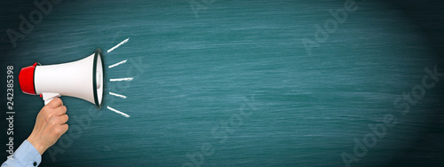 Fotomural Megaphone with hand on green chalkboard background, copyspace for individual tex