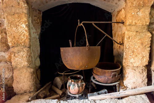 Fotografie, Obraz Bodegón cántaro tijeras cestos perolo cazuelas potajes bodega antiguo castillo n