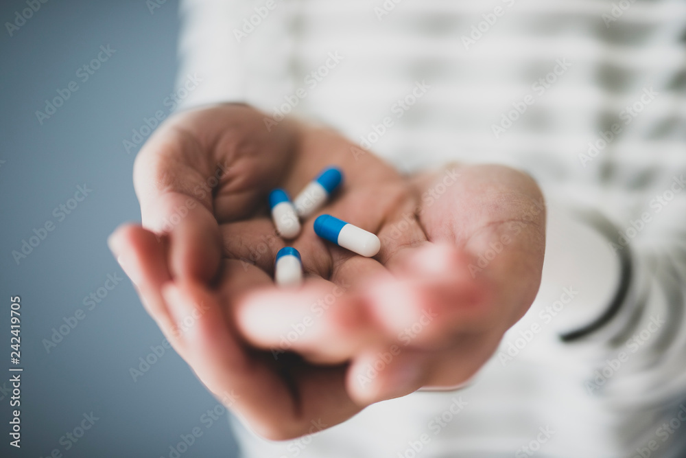 カプセル錠を飲む人