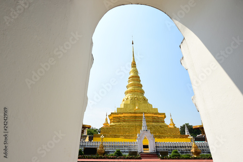 Foto Landscape of golden pagoda in northern temple, Thailand