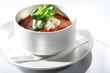 Krem z pomidorów. Apetyczna zupa z dojrzałych pomidorów ze śmietaną i bazylią.