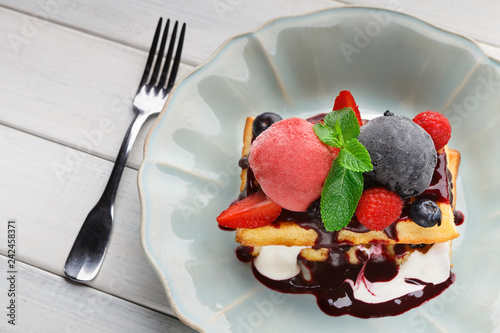 Fotografía Plate of belgian waffles with ice cream and fresh berries