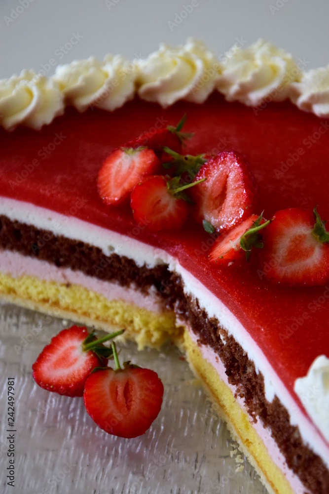 Stock-Foto „Erdbeertorte, Erdbeerkuchen, Schichttorte“ | Adobe Stock Stock-Foto „Erdbeertorte, Erdbeerkuchen, Schichttorte“ | Adobe Stock