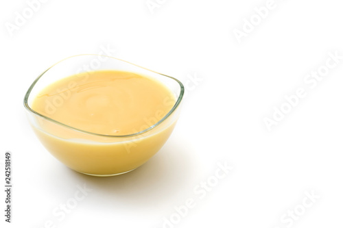 Fotomural Bowl of homemade vanilla custard isolated on white background