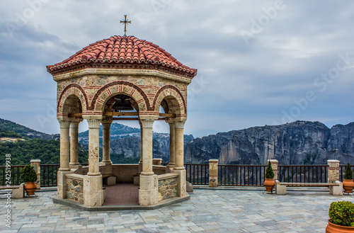 Foto mountain gazebo medieval European stone building in ancient orthodox religion ya