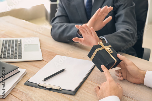 Fotografía Businessman refusing to take bribe in office