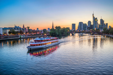 Fototapete - Frankfurt skyline and cruise boat