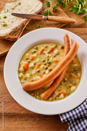 Fotografia Bockwurst sausages on a bowl of pea soup