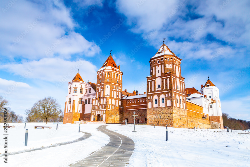 Obraz na płótnie The winter panorama of the Mir Castle Complex, Minsk Region, Belarus w salonie