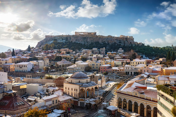 Fototapete - Blick über die verschneite Altstadt von Athen, die Plaka, zur Akropolis mit dem Parthenon Tempel im Winter. Griechenland