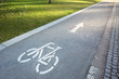 Radweg mit Fahrrad Symbol und Pfeil